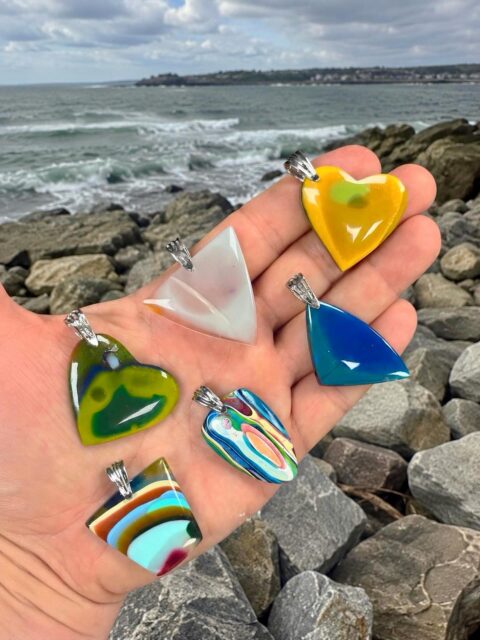 🏄♂️🏄🏄♀️
Absolutely gorgeous hand-shaped SURFITE pendants I captured in Narragansett. All these are available. DM me if one interests you.😜
#surfite #surfitependant #narragansettri #zacharybloomjewelry #rhodeislandlife