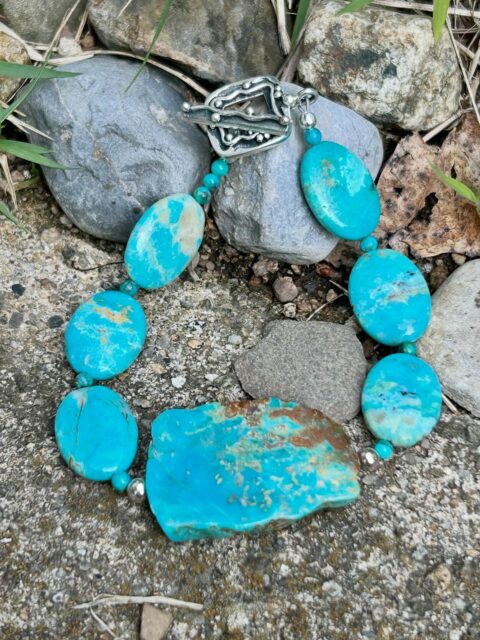 🩵😱🩵
BOLD natural turquoise bracelet with fine detailed silver toggle clasp. Such a beautiful piece in person. DM me for details.😜
#turquoisebraclet #naturalturquoisejewelry #zacharybloomjewelry #braceletstyle #turquoisejewelryforsale