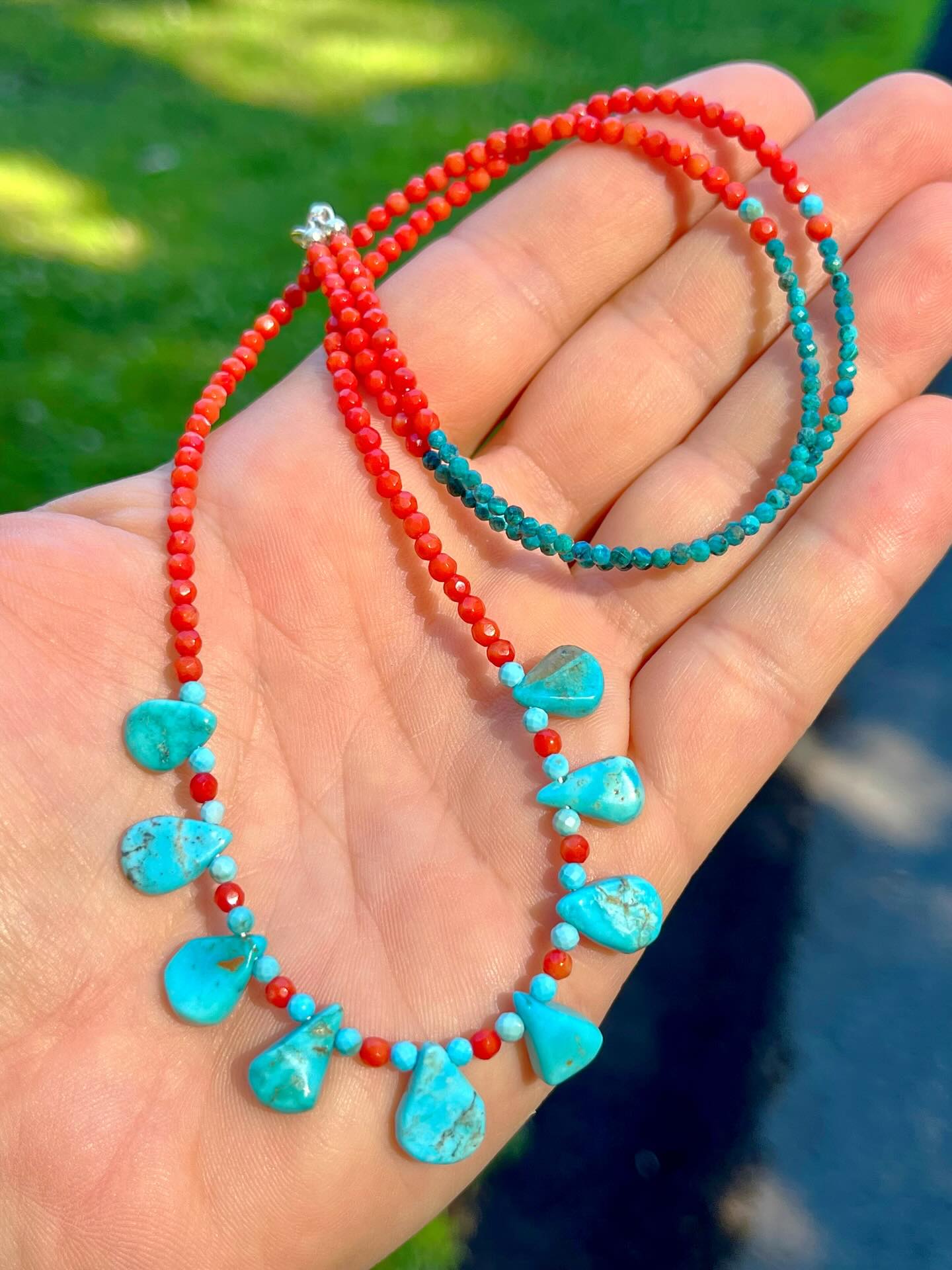 ❤️🩵❤️
Well that’s a beauty!😍
24 inch natural turquoise and faceted coral necklace with sterling silver. Such a great piece for your summer outfits!
DM me for price and any questions.
😊
#turquoiseandcoral #naturalturquoisejewelry #zacharybloomjewelry #summernecklace #turquoisenecklace