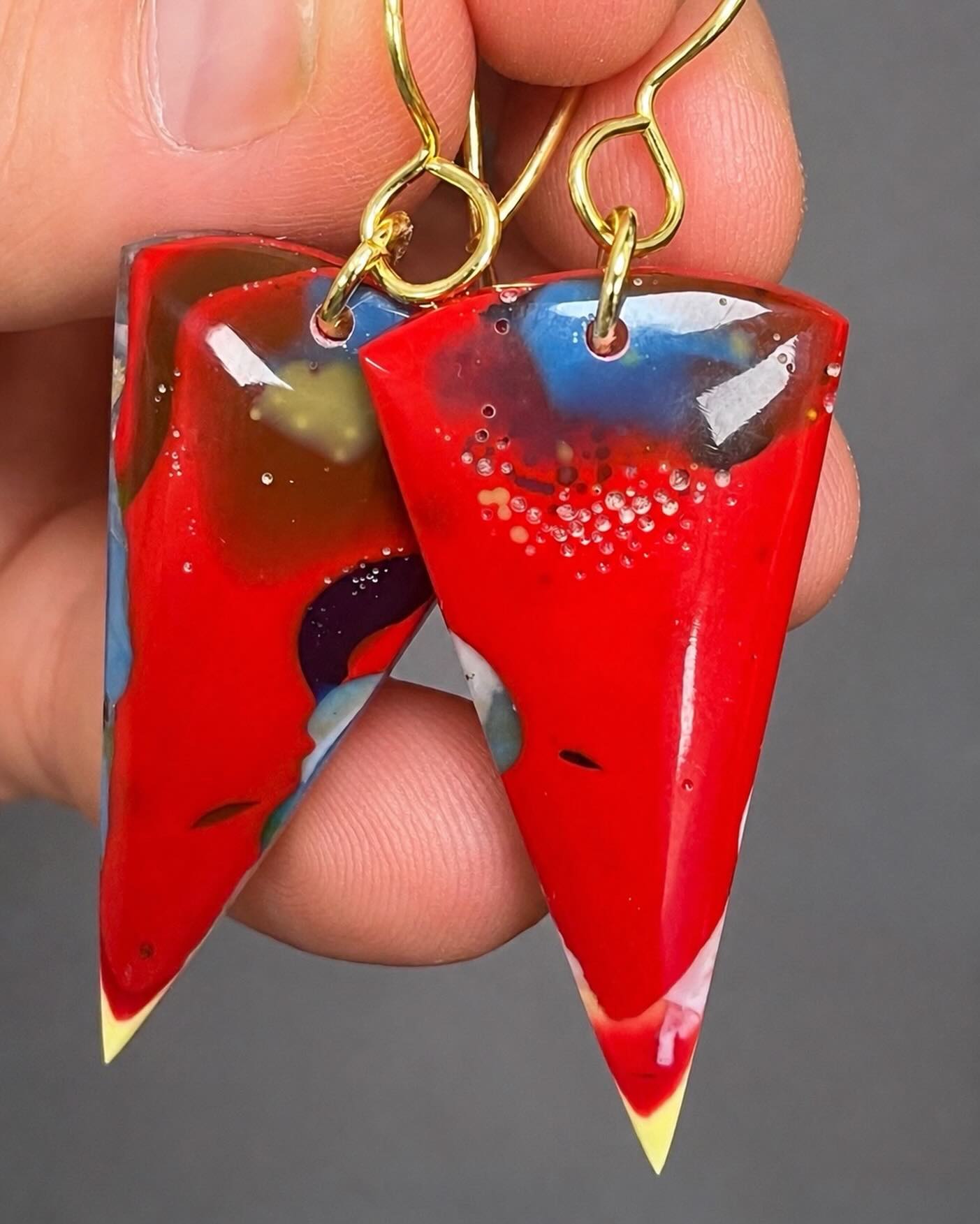 🏄🏄‍♀️🏄‍♂️
This is such a COOL pair of SURFITE earrings!
Like inclusions in a gemstone, small bubbles are celebrated characteristics of authentic SURFITE. They capture moments from the resin’s creation and ensure no two pieces are ever exactly alike. 
DM me for details on these up-cycled surfboard resin earrings.😍
#surfite #surfiteearrings #glassingsurfboards #zacharybloomjewelry #surfart