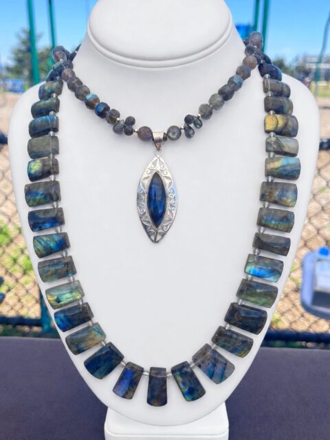 π±π±π±
Two GORGEOUS top quality multi-fire labradorite necklaces available now. I captured a pic of these yesterday at my show on LBI. Happy to take individual pics & video of either necklace. Each & every single piece of labradorite in both of these designs are filled with beautiful flashes of color.π
#labradoritenecklace #flashylabradorite #boldnecklaces #zacharybloomjewelry #spectrolitejewelry