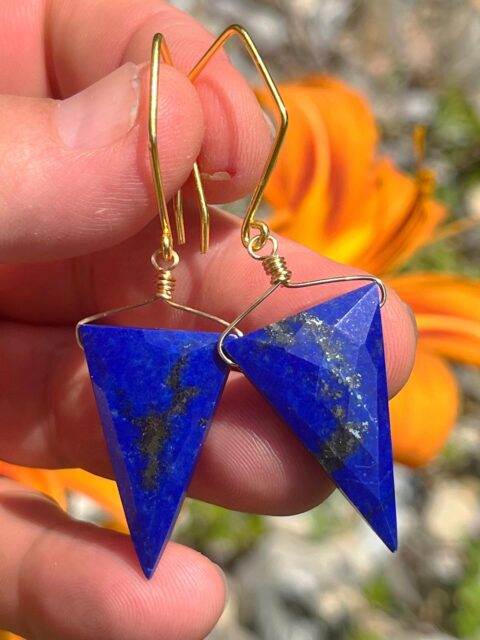 💙😱💙
Absolutely breathtaking quality faceted lapis lazuli with golden pyrite. These are so striking in person. The royal blue colors are so rich and vibrant.😍
#lapislazuliearrings #lapisjewelry #zacharybloomjewelry #designerearrings #royalbluelapislazuli