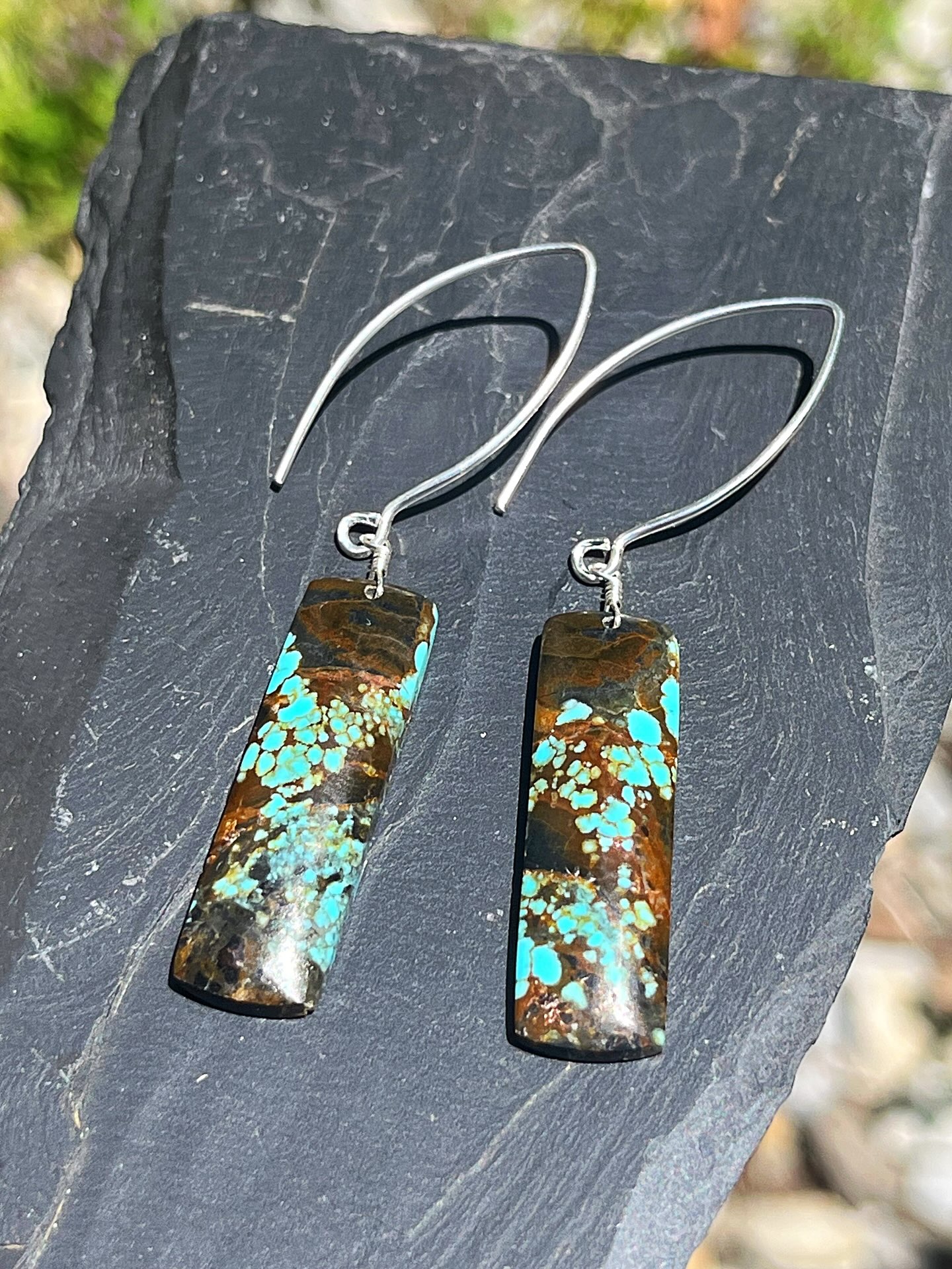 🩵🤎🩵
What a special & super unique pair of natural turquoise earrings I cut. These are from an old Nevada Number 8 turquoise nugget I had for years and finally took it out to make jewelry with. I just love the contrast of chocolate brown matrix with turquoise. 
DM me for details on this stunning pair. 
😜
#naturalturquoisejewelry #turquoiseearrings #turquoiseoverdiamonds #zacharybloomjewelry #rareturquoisejewellery