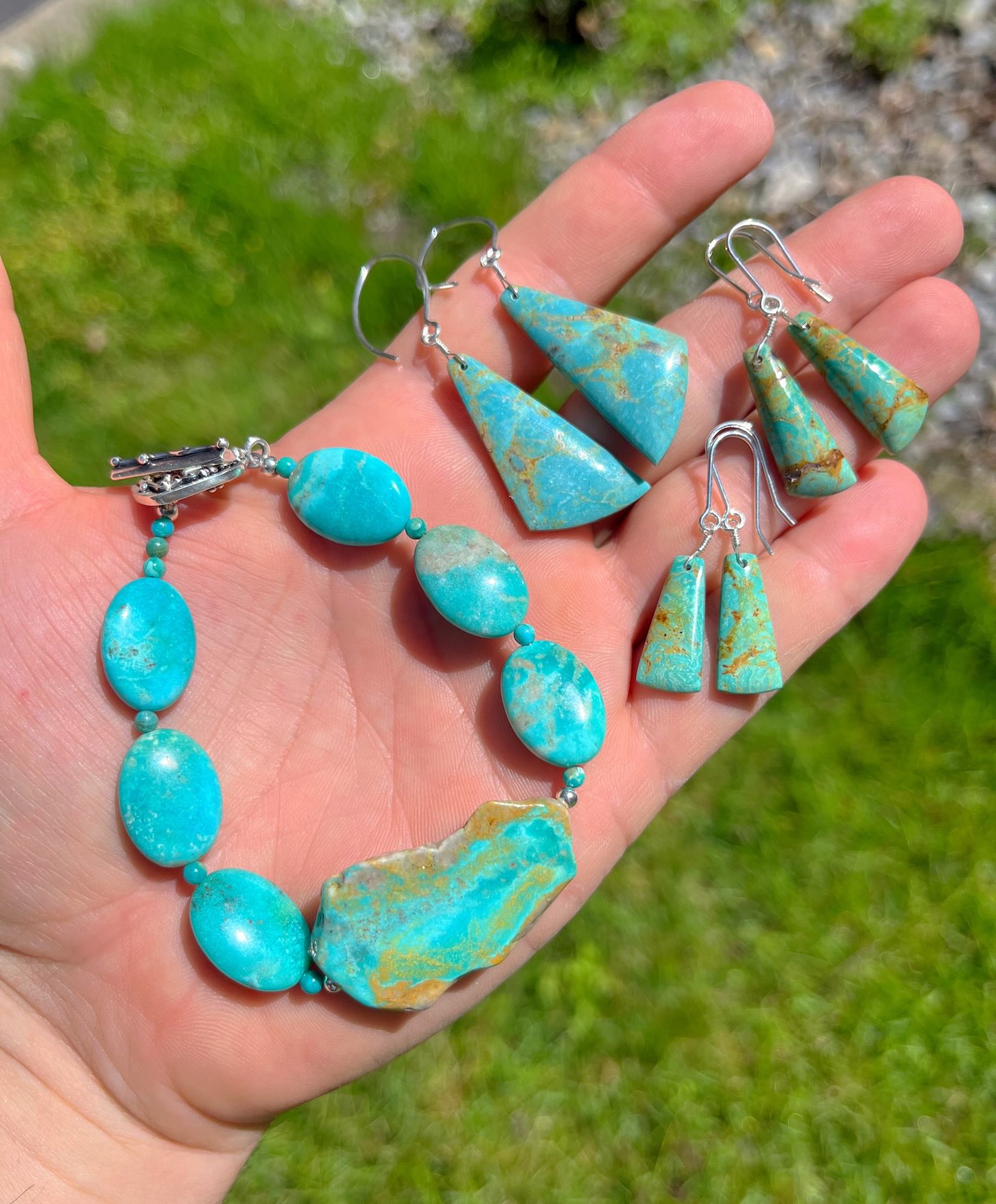 ππ±π©΅
Thatβs some very beautiful turquoise designs right there!π
Bold natural turquoise bracelet and gorgeous natural turquoise earrings. Let me know if something catches your eye. And definitely follow me here to see beautiful raw turquoise.
@turquoise_and_more
π
#turquoisedealer #naturalturquoisejewelry #turquoiseoverdiamonds #zacharybloomjewelry #jewelryartist