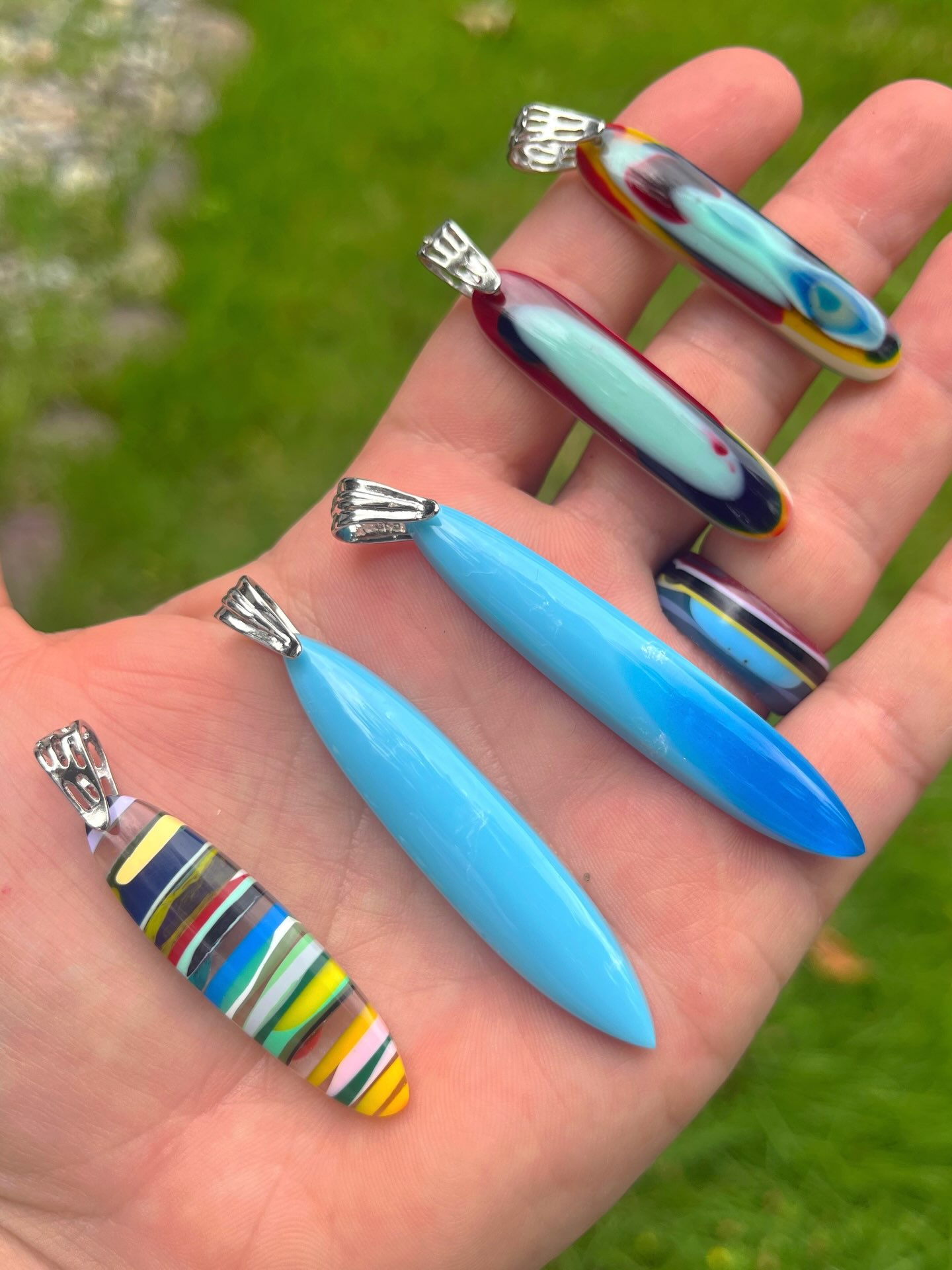 🏄🏄♀️🏄♂️
Finished up these five new hand-shaped SURFITE pendants in various surfboard shapes. These are all such vibrant pieces. Let me know if anyone interests you. Thanks😊
#surfite #surfitependant #zacharybloomjewelry #surfboardglassing #surfboardpendant