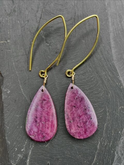 πππ
Delicious custom cut ruby earrings on 18kt gold vermeil earwires. Such a gorgeous color in this pair. DM me for details.π
#rubyearrings #rubyjewelry #zacharybloomjewelry #rubyred #lapidaryearrings