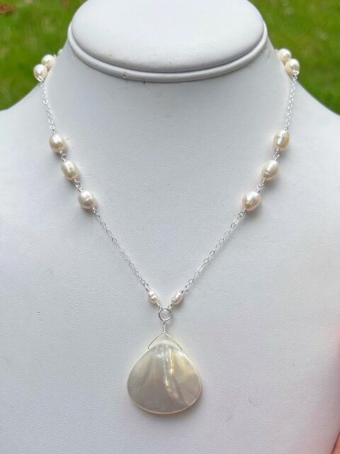 🤍😱🤍
Well that’s a pretty little number!
Made this one with iridescent mother of pearl, creamy white fresh water pearls, and sterling silver. Something a bit different than my typical style.😜
#bridaljewelery #pearlnecklace #pearlweddings #zacharybloomjewelry #wirewrappednecklace