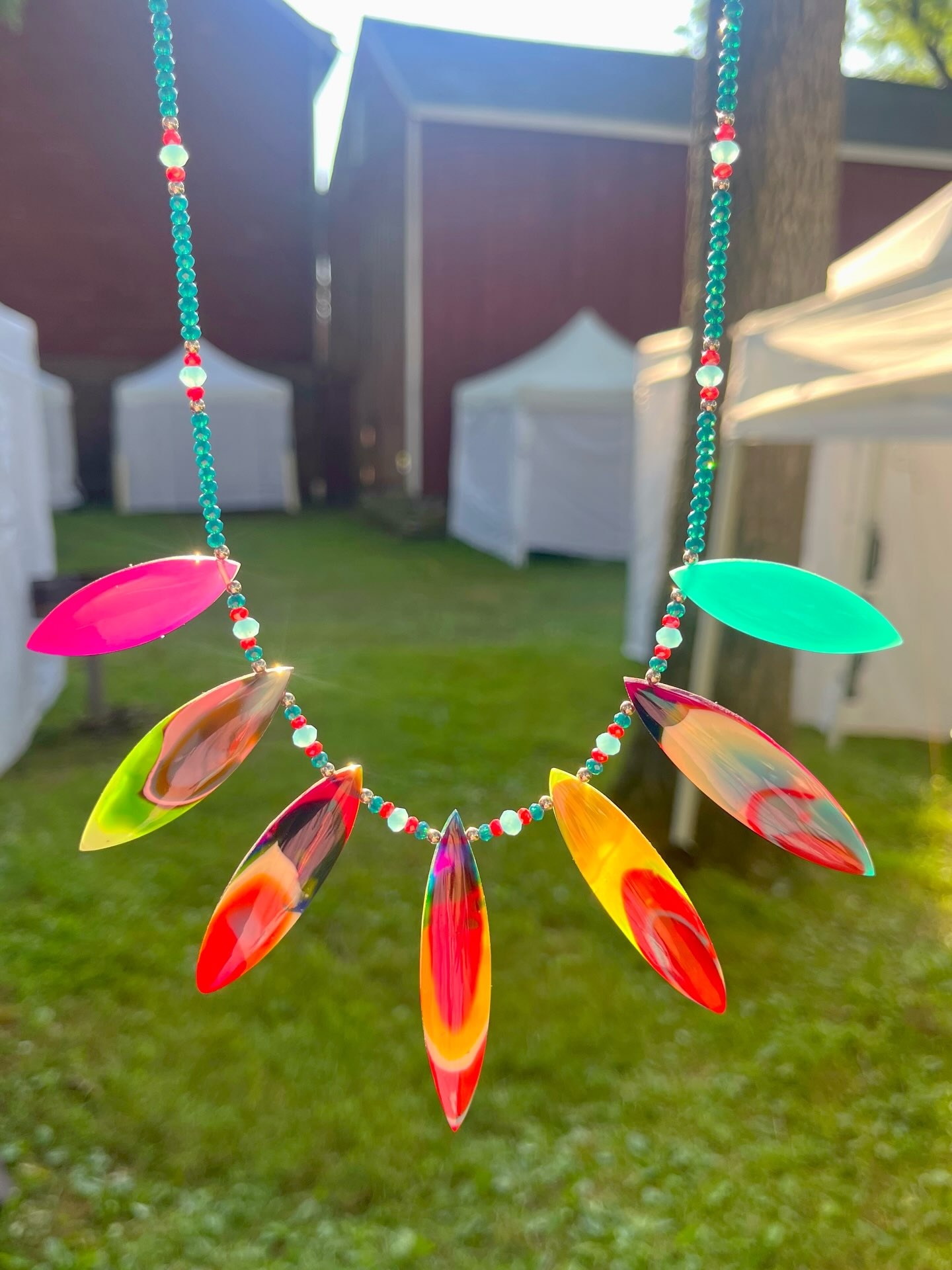 🏄‍♀️🏄‍♂️🏄
WOW!😮 
The way this hand-shaped SURFITE necklace comes to life with the sun behind it is spectacular.
Catch me today in Pennsylvania for a wonderful art show which takes place in a town called Erwinna in their beautiful Tinicum Park. The Tinicum Art Festival is in its 75th year. It’s a gorgeous setting with tons of talented artists. Hours are from 10-5pm. The show costs $10 for adults & $1 for kids over 6. Parking is free. Hope to see you in Bucks County today.😜
#tinicumartsfestival #buckscountyarts #zacharybloomjewelry #tinicumpark #summerartfestival