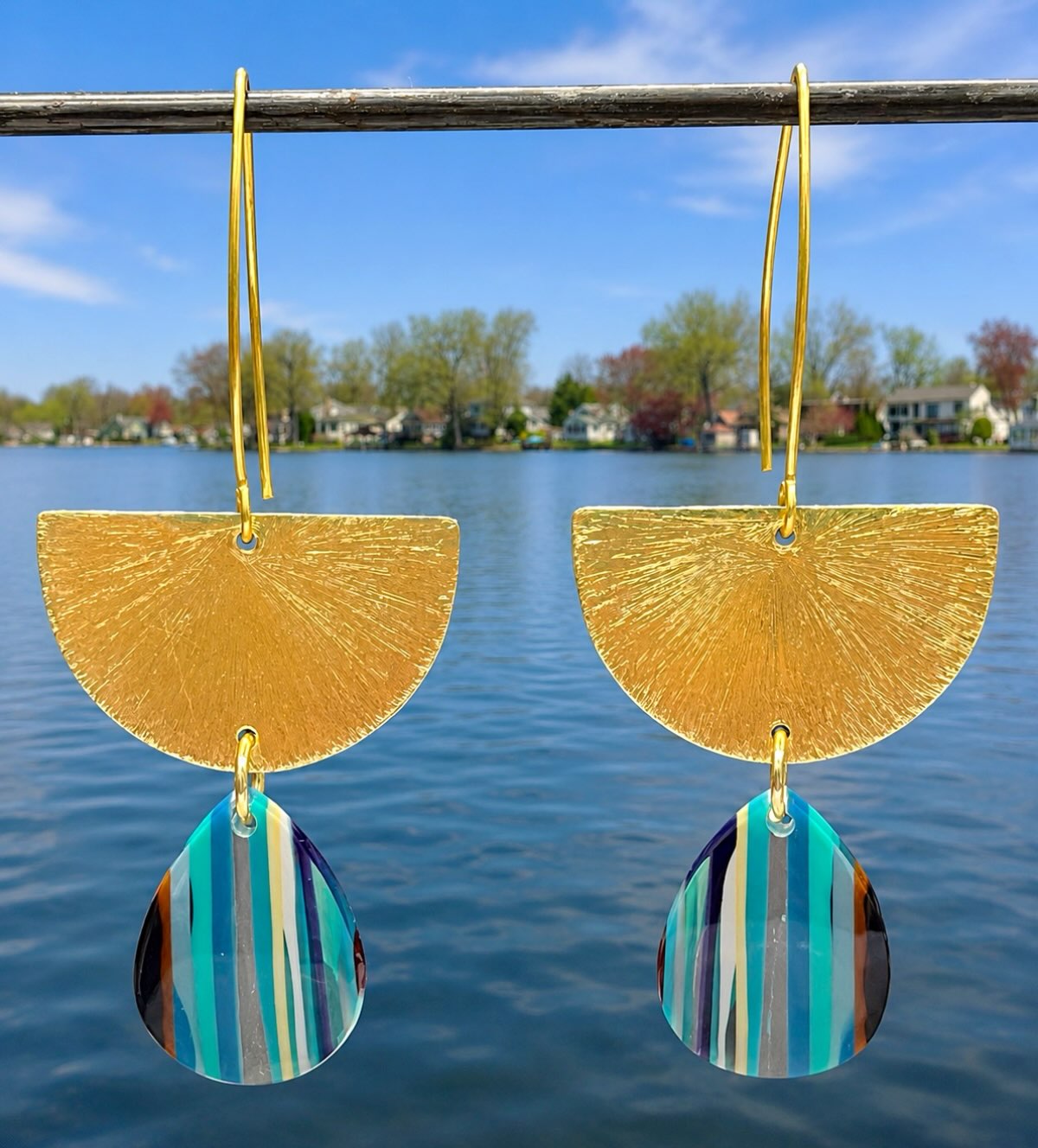 ๐โโ๏ธ๐โโ๏ธ๐
Classy SURF-WEARโฆ
Hand-shaped SURFITE earrings on brushed gold. What a pair!๐ฑ
#surfite #surfitejewelry #surfiteearrings #surfboardresin #classysurfwear