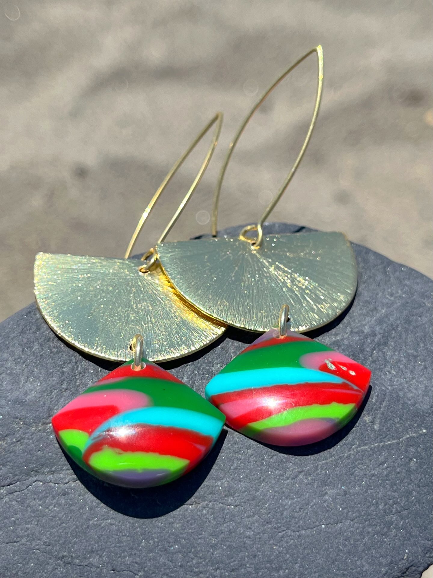 ππββοΈπββοΈ
Classy Surfwear hand-shaped SURFITE earrings on brushed gold discs. These are bold but lightweight!
Such gorgeous colors in these.π
#surfite #surfiteearrings #zacharybloomjewelry #surfboardjewelry #surfstyle