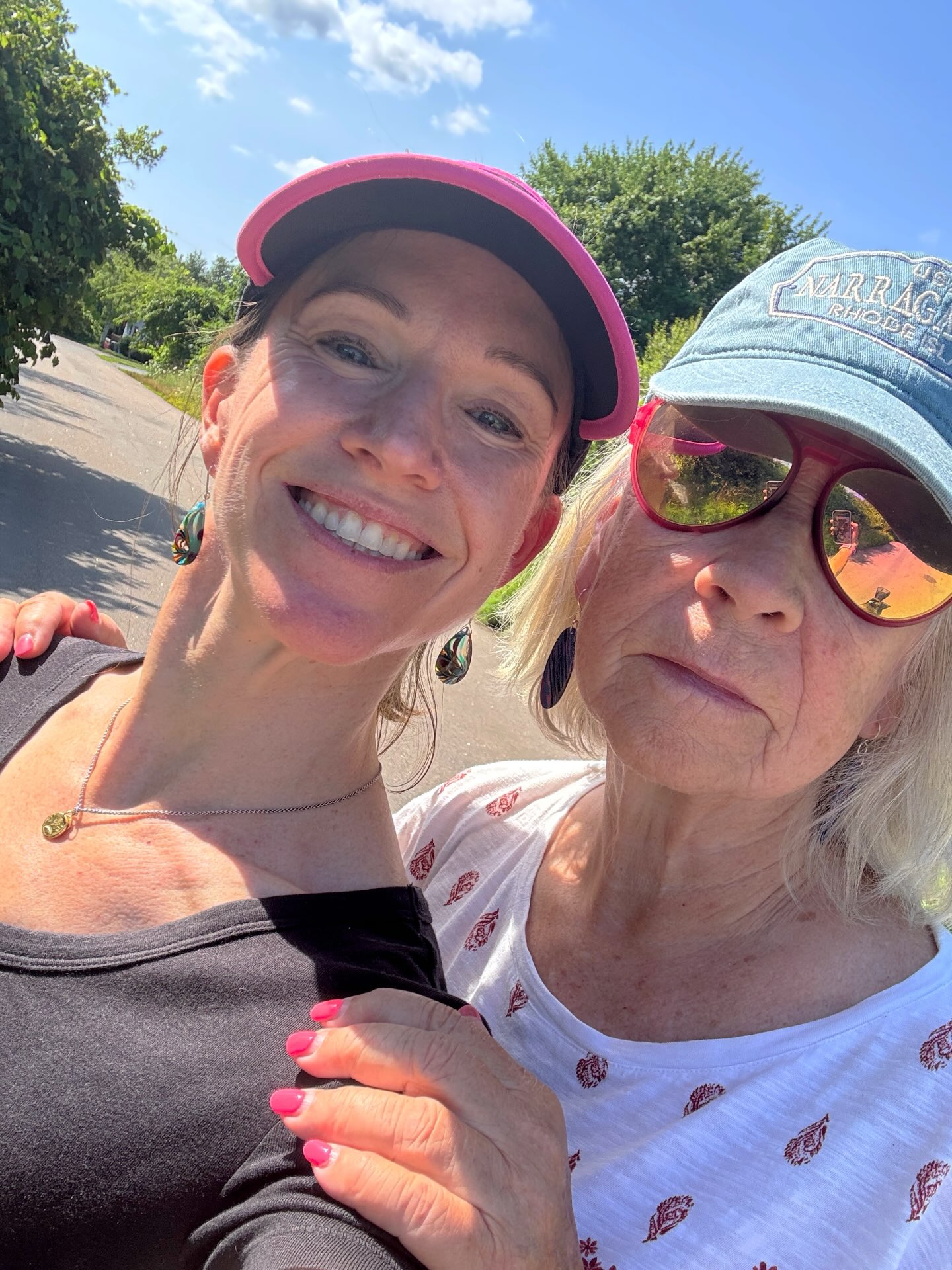 πππ
Gotta love a mom & daughter SURFITE earring duo! Up-cycled surfboard earrings are for everyoneβ¦super lightweight & super fun!π€©
#surfite #surfiteearrings #momanddaughtergoals #zacharybloomjewelry #surfresin