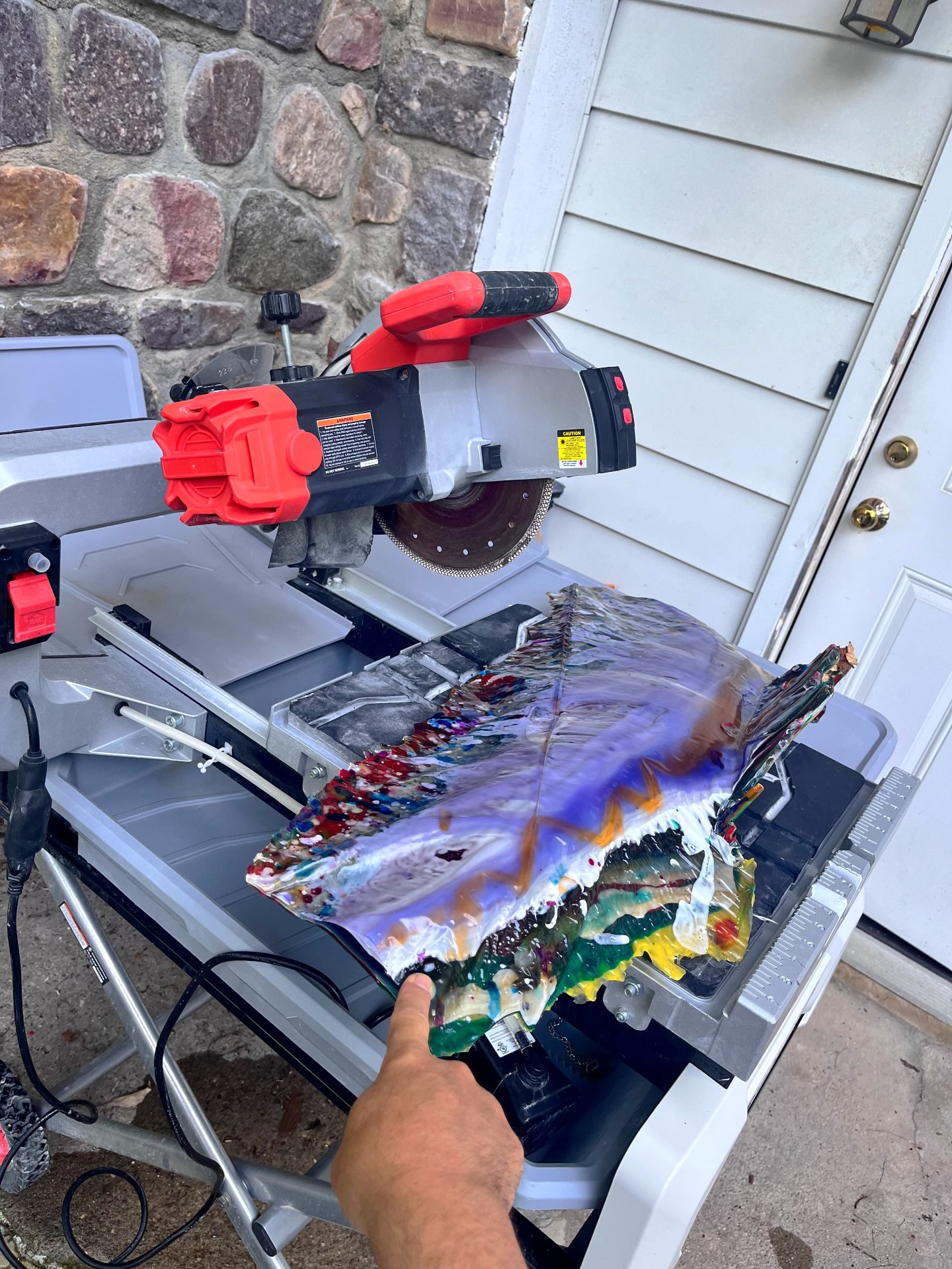 🏄🏄‍♂️🏄‍♀️
Up early & preparing to start cutting up a bunch of SURFITE on my 10 inch wet tile saw. This saw is quite the beast and cuts through huge pieces of leftover surfboard resin with ease. Going to be cutting most of the day today so I can store this repurposed material for future designs.😜
#surfite #surfiterough #surfitejewelry #zacharybloomjewelry #handmadewithlove❤️