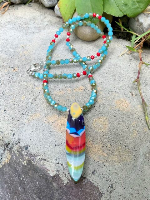 🏄‍♂️🏄‍♀️🏄
Well now that’s a super fun necklace design! Hand-shaped SURFITE longboard pendant with multi-colored faceted Czech glass and sterling silver. 
DM me for details. Both sides of this pendant are completely different and look great with the Czech glass beads. 
😜
#surfite #surfitenecklace #czechglassnecklace #longboardlove #handshapedsurfboards