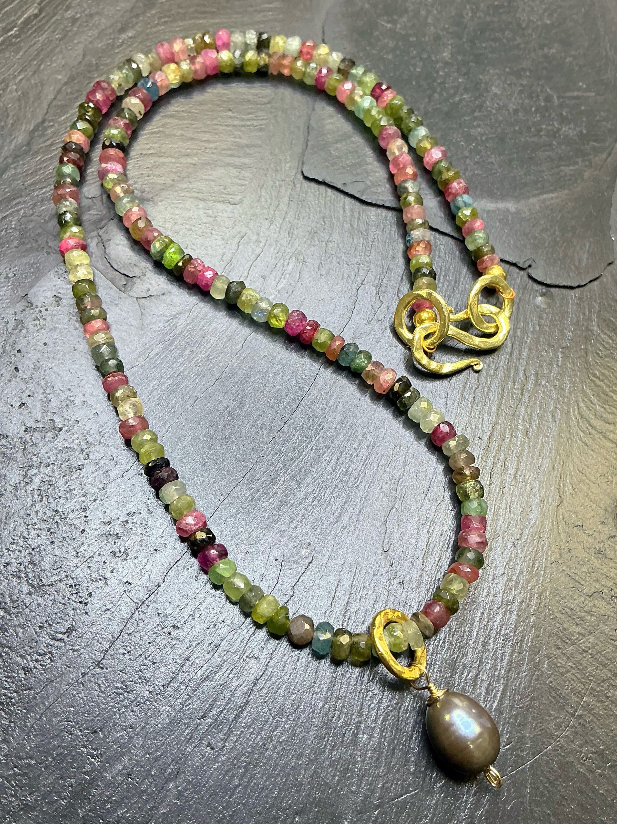 π±π±π±
Gorgeous multi-colored faceted tourmaline with fresh water iridescent pearl pendant. Such a beauty in person. DM me for details.π
#tourmalinenecklace #blackpearljewelry #zacharybloomjewelry #facetedtourmaline #raregems