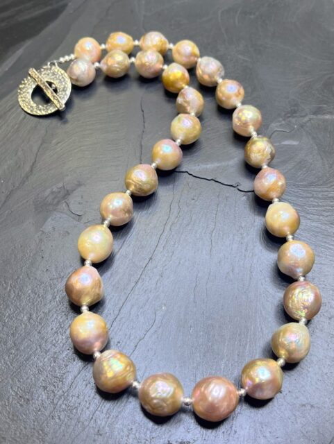 😱😱😱
Gorgeous large size graduated natural baroque pearl necklace with sterling silver spacer accents and a hammered silver toggle clasp. Such a bold beautiful necklace.😜
#pearlnecklacedesigns #baroquepearls #zacharybloomjewelry #elegantjewellery #weddingjewelry