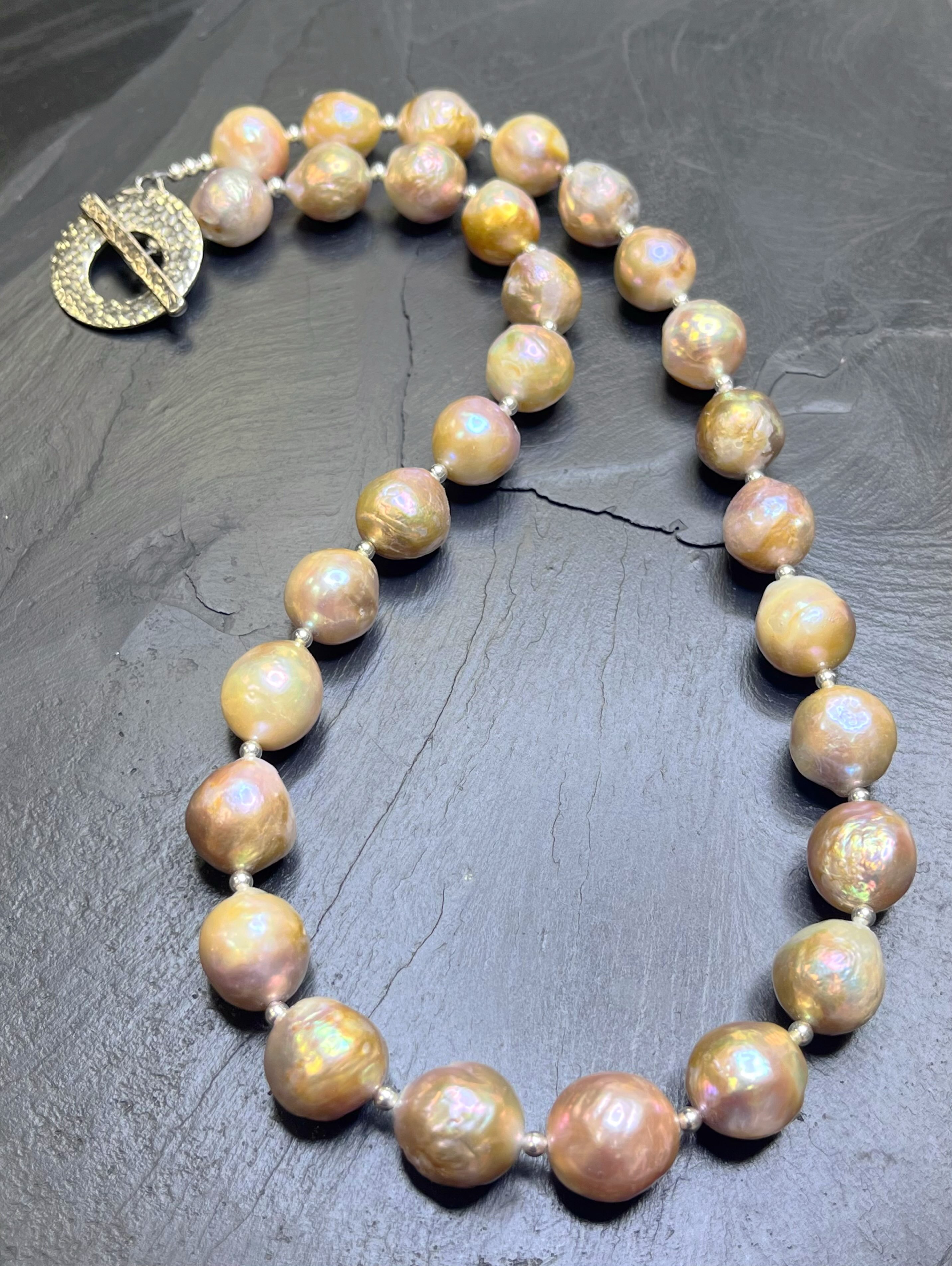 😱😱😱
Gorgeous large size graduated natural baroque pearl necklace with sterling silver spacer accents and a hammered silver toggle clasp. Such a bold beautiful necklace.😜
#pearlnecklacedesigns #baroquepearls #zacharybloomjewelry #elegantjewellery #weddingjewelry
