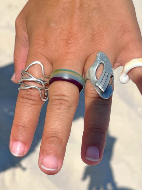 πββοΈπββοΈπ
Love how this SURFITE ring looks with the silver rings. Up-cycled surfboard resin rings are the coolest! This customer put hers right on. Grab your part of surf culture.π
#surfite #surfitering #surfresin #zacharybloomjewelry #ringsandthings