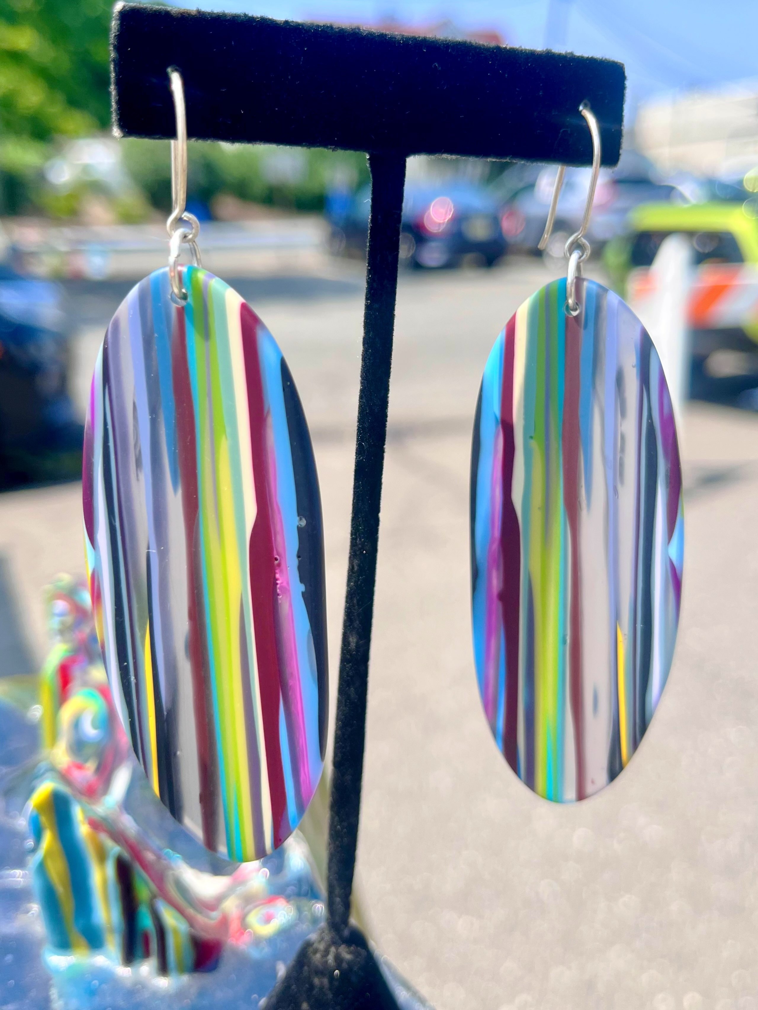 πββοΈπββοΈπ
Now thatβs a BOLD pair of SURFITE earrings! 100% repurposed from leftover surfboard resin waste.π
#surfite #surfiteearrings #surfresin #zacharybloomjewelry #surfboardearrings