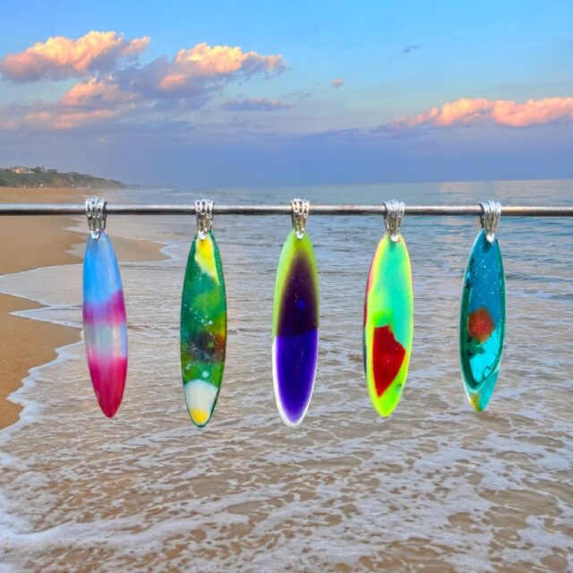 ππββοΈπββοΈ
Catch all these hand-shaped SURFITE surfboard shaped pendants out in Montauk this weekend!π
Headed all the way out past the Hamptons this weekend to my favorite event of the year the Montauk Art Show! This show is filled with over 70 extremely talented painters, photographers, sculptors, jewelers, etc. It takes place right in the center of town on the Montauk Green just a few blocks away from one of the most beautiful beaches on the East Coast. Hours for the show are Friday 12-6pm, Saturday 10-6pm, and Sunday 10-5pm. Hope to see you on the tip of Long Island this weekend! DM me if you have any questions.π₯°
#montaukart #montaukartshow #zacharybloomjewelry #surfite #surfitependant