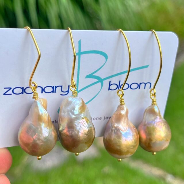π±π±π±
Stunning large size golden sun-kissed baroque pearl earrings on 18kt gold vermeil earwires. These are both something special!π
#baroqueearrings #pearlearrings #elegantearrings #zacharybloomjewelry #rarepearls