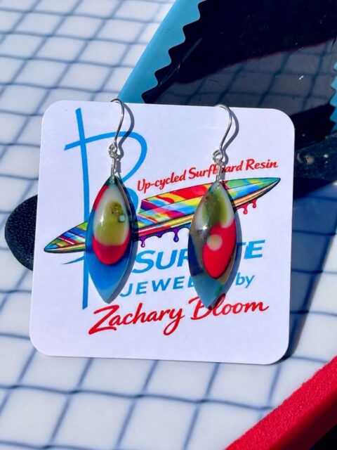🏄🏄‍♂️🏄‍♀️
Up-cycled surfboard resin earrings are the absolute best. Guaranteed one-of-kind and always a show stopper conversation starter.😜
#surfite #surfboardshaper #surfiteearrings #zacharybloomjewelry #lbiartists
