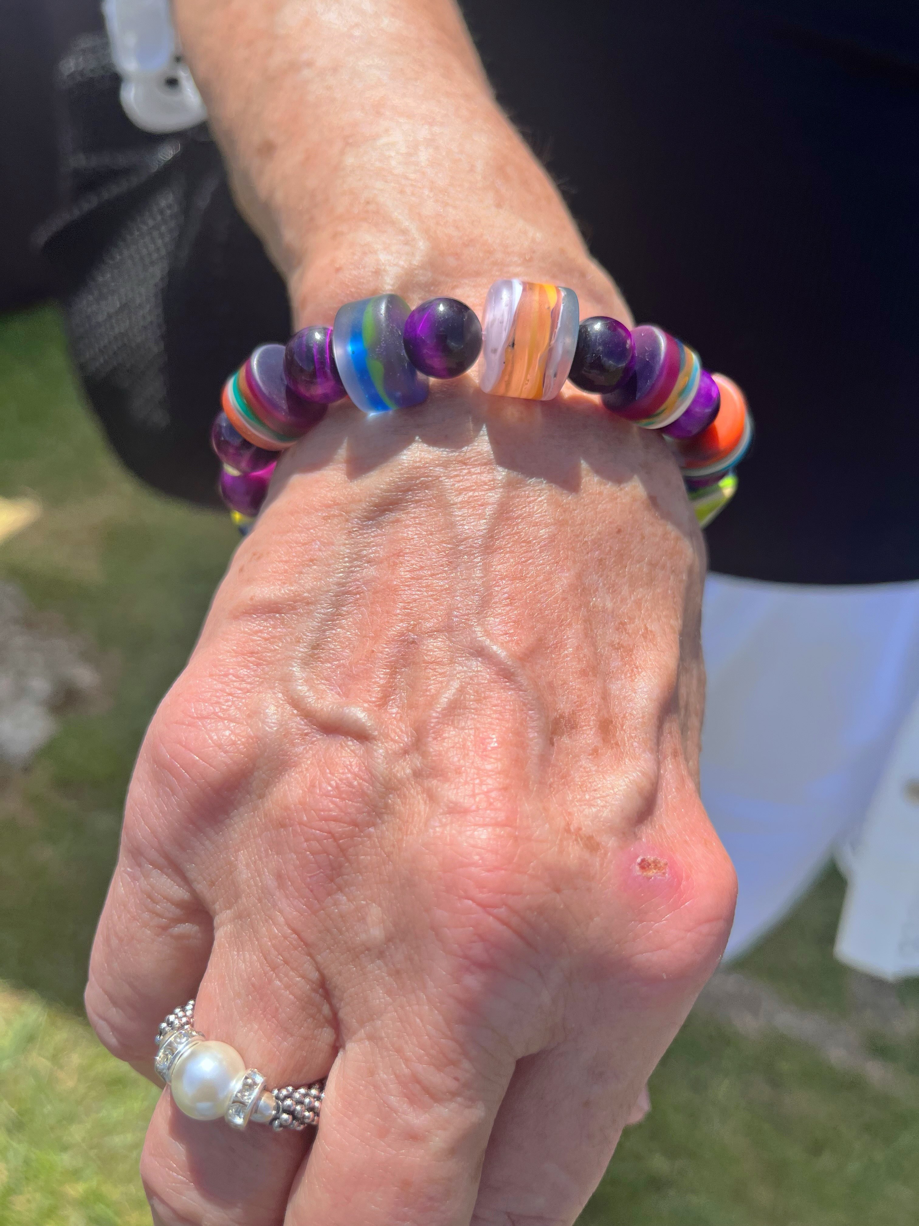 πββοΈππββοΈ
She got herself a bold SURFITE bracelet & a classy pearl stretch ring and wore them right out of my booth.
π
#montaukartshow #surfite #surfitebracelet #stretchring #zacharybloomjewelry