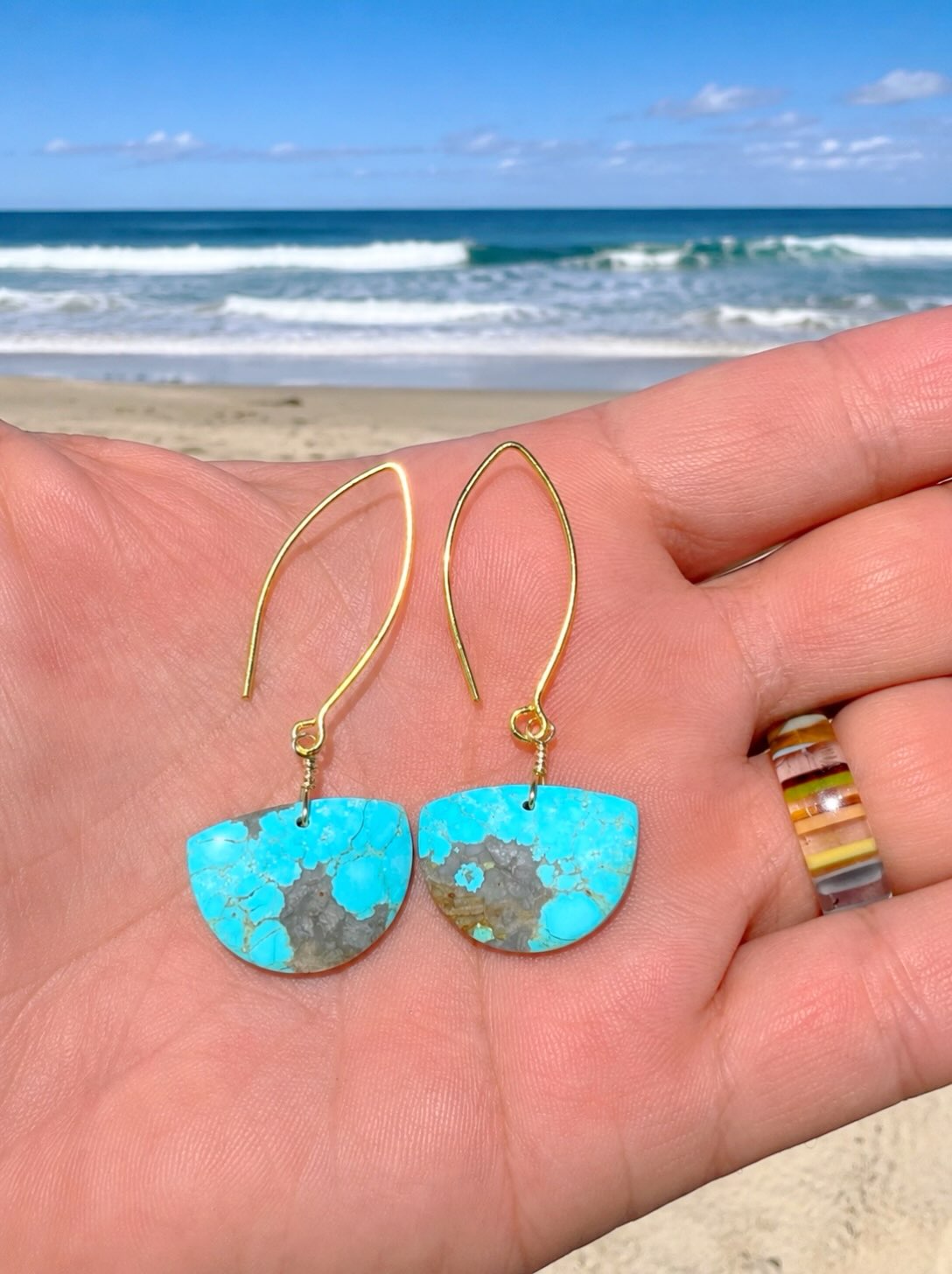 π©΅π±π©΅
Love how these turned out!!! 100% natural custom cut Number 8 mine turquoise earrings in a very unique shape on 18kt gold vermeil earwires. The legendary Number 8 mine is in Nevada and has been shut down for turquoise mining for many years which makes this turquoise highly sought after in finished jewelry! My dad and I specialize in Number 8 turquoise rough. Check us out over here:
@turquoise_and_more
DM me with any questions.π
#turquoiseearrings #naturalturquoise #numbereightturquoise #zacharybloomdesigns #lbiartist