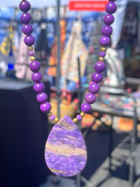 😍💜😍
It’s an absolutely gorgeous day at the Sparta Farmers Market today. How about this stunning necklace!?! This is a combination of custom cut Russian charoite pendant combined with top grade Chilean phosphosiderite spheres. DM me for details on this beautiful necklace.😜
#spartafarmersmarketnj #charoitejewelry #phosphosiderite #zacharybloomdesigns #farmersmarketfinds