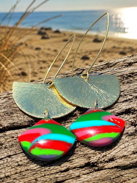 🏄🏄‍♂️🏄‍♀️
That’s one classy pair of up-cycled surfboard resin earrings on brushed gold discs. These are BOLD but lightweight!
Such gorgeous colors in these.😍
#surfite #surfiteearrings #zacharybloomjewelry #surfboardjewelry #surfstyle
