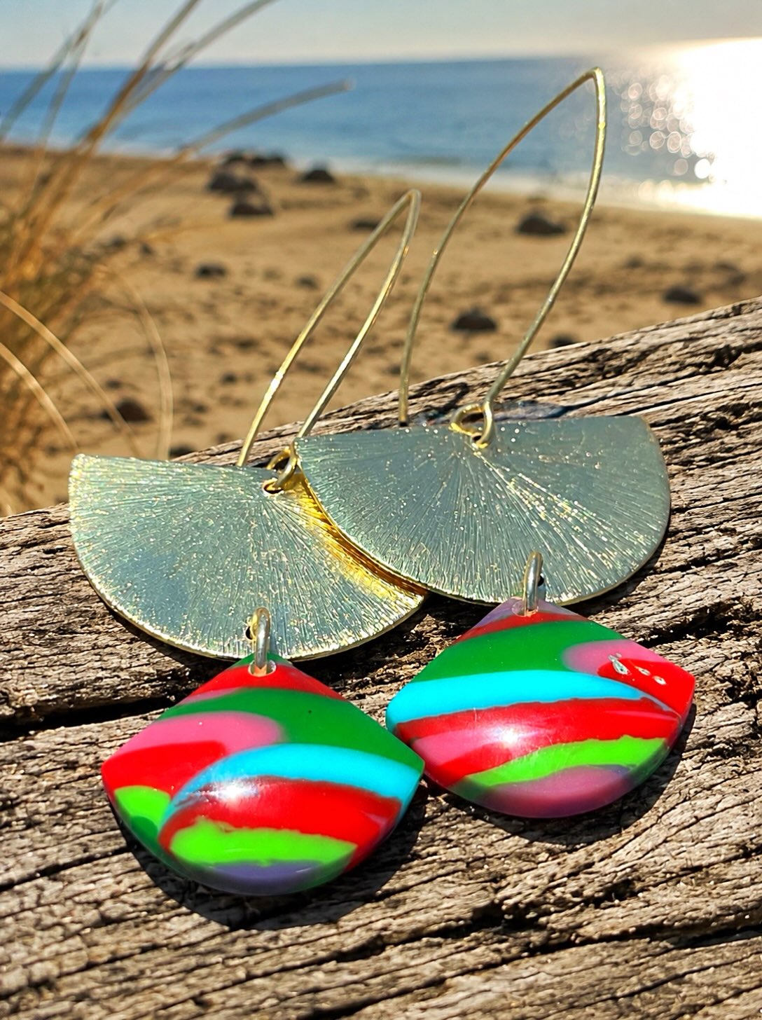 🏄🏄‍♂️🏄‍♀️
That’s one classy pair of up-cycled surfboard resin earrings on brushed gold discs. These are BOLD but lightweight!
Such gorgeous colors in these.😍
#surfite #surfiteearrings #zacharybloomjewelry #surfboardjewelry #surfstyle