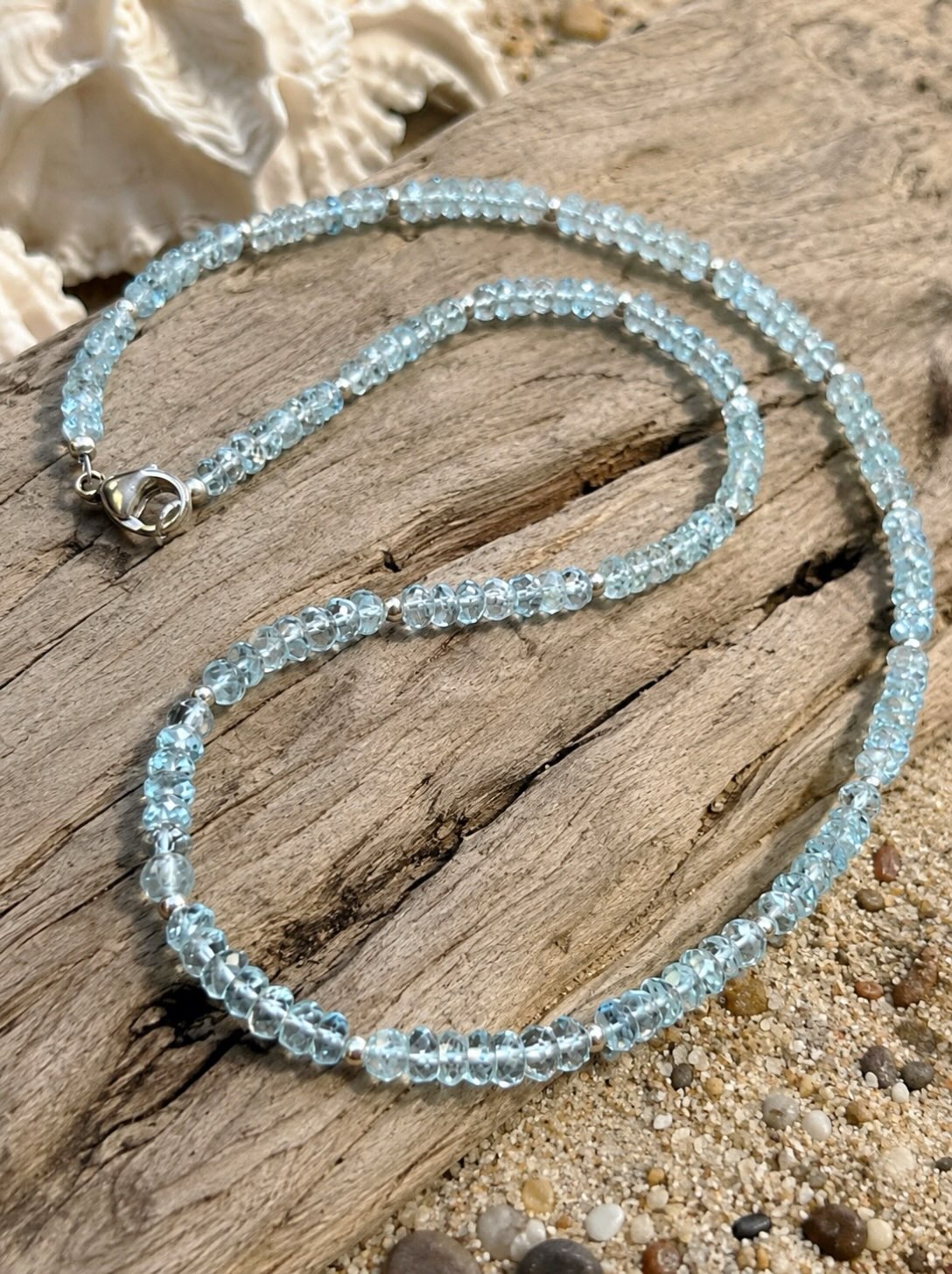 🩵😱🩵
Well that’s some absolutely gorgeous natural faceted aquamarine! A great layering necklace.
😜
#aquamarinejewelry #aquamarinenecklace #zacharybloomjewelry #designerjewelry #raregems