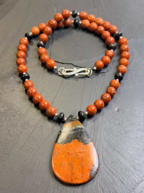 π§±π€π§±
SONORAN SUNRISE BEAUTY!
Big bold necklace custom cut with a striking pendant of Sonoran Sunrise combined with matte black onyx and natural matte finished red jasper.
DM me for details on this beauty.π
#sonoransunrise #sonoransunrisechrysocolla #lapidaryjewelry #zacharybloomjewelry #falljewelry