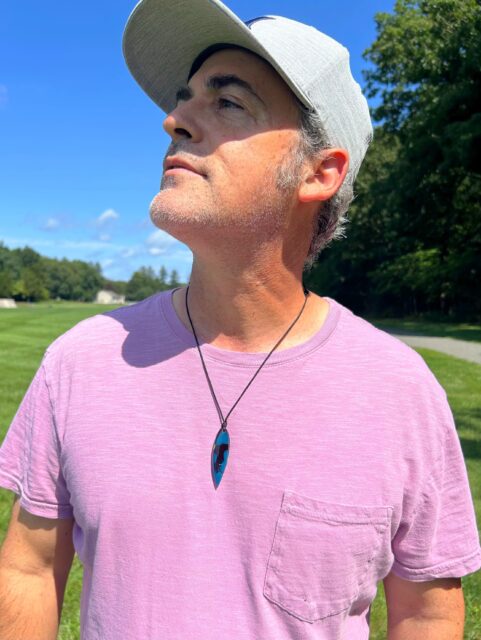 🤣🤣🤣
I don’t often model my own work but this piece was deserving to be shown on a guy. So here it is!😜
This hand-carved SURFITE adjustable necklace on black paracord is definitely for a guy or a gal. I’ve got a variety of this style of necklace in some very nice color mixes. DM me for all details.
🏄🏄♂️🏄♀️
#surfite #surfitenecklace #zacharybloomdesigns #mensnecklaces #surfboardresin