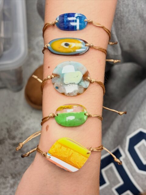 🏄♀️🏄🏄♂️
Shout out to my 15 year old for doing a bit of modeling for me. My great fortune to only have to buy her a Playa Bowl for her time. I got off easy…🤣
No just kidding she did this round for free.🥰
Hand-shaped adjustable SURFITE bracelets on waxed thread. So fun and so lightweight. I’ve got a bunch of stock in these so DM me to discuss.
😍
#surfite #surfresin #surfbracelet #zacharybloomjewelry #glassingsurfboards
