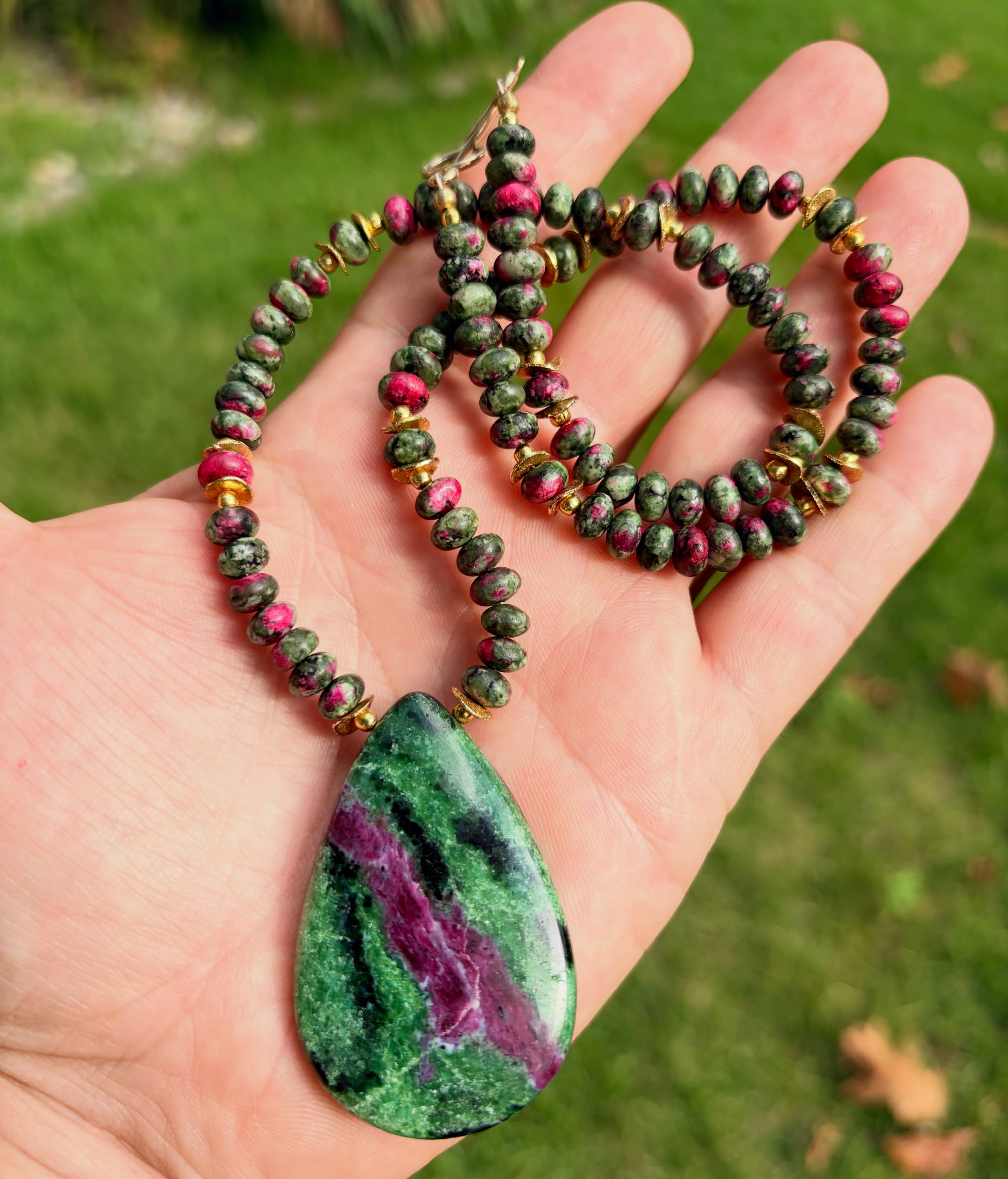 💚🍇💚
Absolutely stunning top grade ruby zoisite pendant combined with ruby zoisite rondelles and 18kt gold accents.
DM me for details on this striking necklace.😍
#rubyzoisitejewelry #rubyzoisitenecklace #zacharybloomjewelry #rubyinzoisitejewelry #boldnecklace