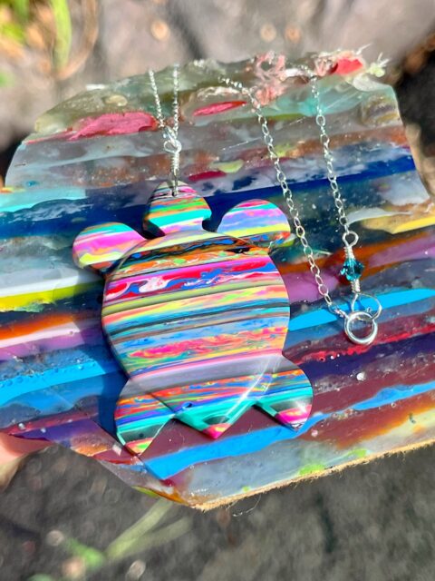 ๐โโ๏ธ๐โโ๏ธ๐
CUSTOM ORDER COMPLETED!๐
Hand-shaped & drilled SURFITE sea turtle necklace on sterling silver chain. DM me if youโd like something similar.
๐
#seaturtlejewelry #seaturtles #surfite #surfitenecklace #zacharybloomjewelry
