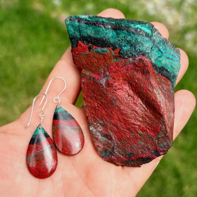 β€οΈπ€π
SONORAN SUNRISE CHRYSOCOLLA at its absolute finest triple color!
Top Quality RARE custom cut Sonoran Sunrise earrings. You can see the raw material used to make these striking earrings. DM me for details.π
#sonoransunrise #sonoransunrisechrysocolla #lapidaryjewelry #zacharybloomjewelry #falljewelry