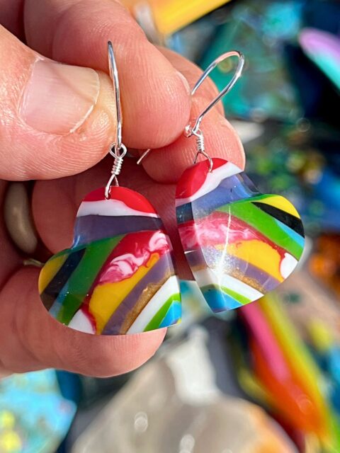 ❤️💛🩵
Repurposed surfboard resin heart earrings are just so colorful & fun!🤩
#surfite #surfiteearrings #surfheart #zacharybloomjewelry #heartearrings