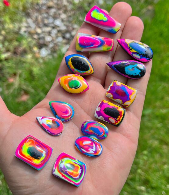 🩷💛💙
ABSOLUTELY GORGEOUS RARE SURFITE PAIRS!!!!😱
These are not your average colors when it comes to up-cycled surfboard resin colors. Imagine the incredible surfboards that were made using these hot colors. Let me know if you want a pair of gorgeous earrings. I’m going to drill and design all of these for my shows. These are all hand-shaped by me using leftover surfboard resin I collected.😜
#surfite #surfiteearrings #surfboardearrings #zacharybloomjewelry #surfresin
