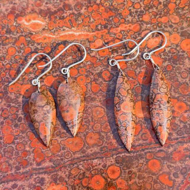 😱😱😱
Absolutely gorgeous custom cut Mexican poppy jasper earrings. These patterned orbs are so unique and beautiful in this material. DM me for details on these two pairs. I made some other shapes too.😜
#mexicanpoppyjasper #poppyjasper #poppyjasperearrings #zacharybloomjewelry #lapidaryearrings