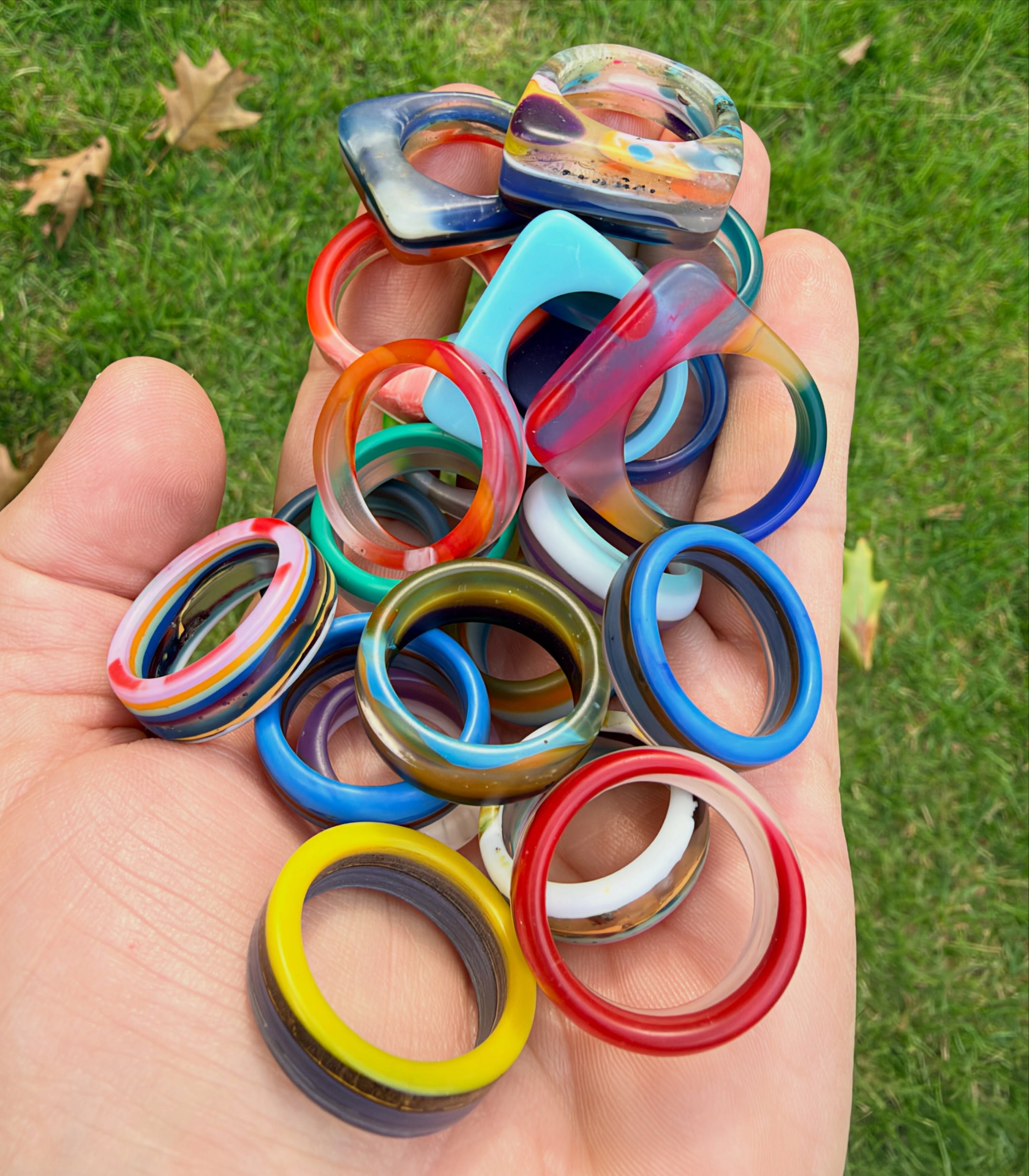 🏄♂️🏄♀️🏄
A little sample of my SURFITE rings. These are all made from recycled surfboard resin.😜
#surfite #surfitering #resinring #zacharybloomjewelry #surfstone