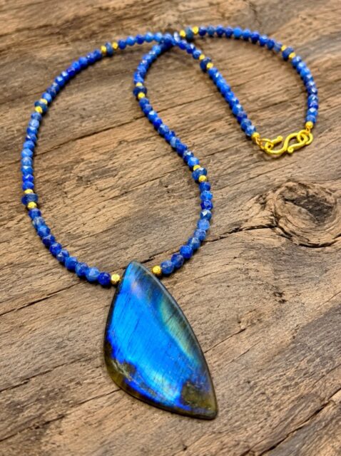 ππ±π
Wow thatβs a beauty! Stunning blue flash labradorite pendant combined with faceted blue kyanite beads and 18kt gold vermeil accents.
DM me for details and video to truly appreciate this stunning necklace.π
#bluelabradorite #blueflashlabradorite #bluekyanitejewelry #zacharybloomjewelry #somethingblue