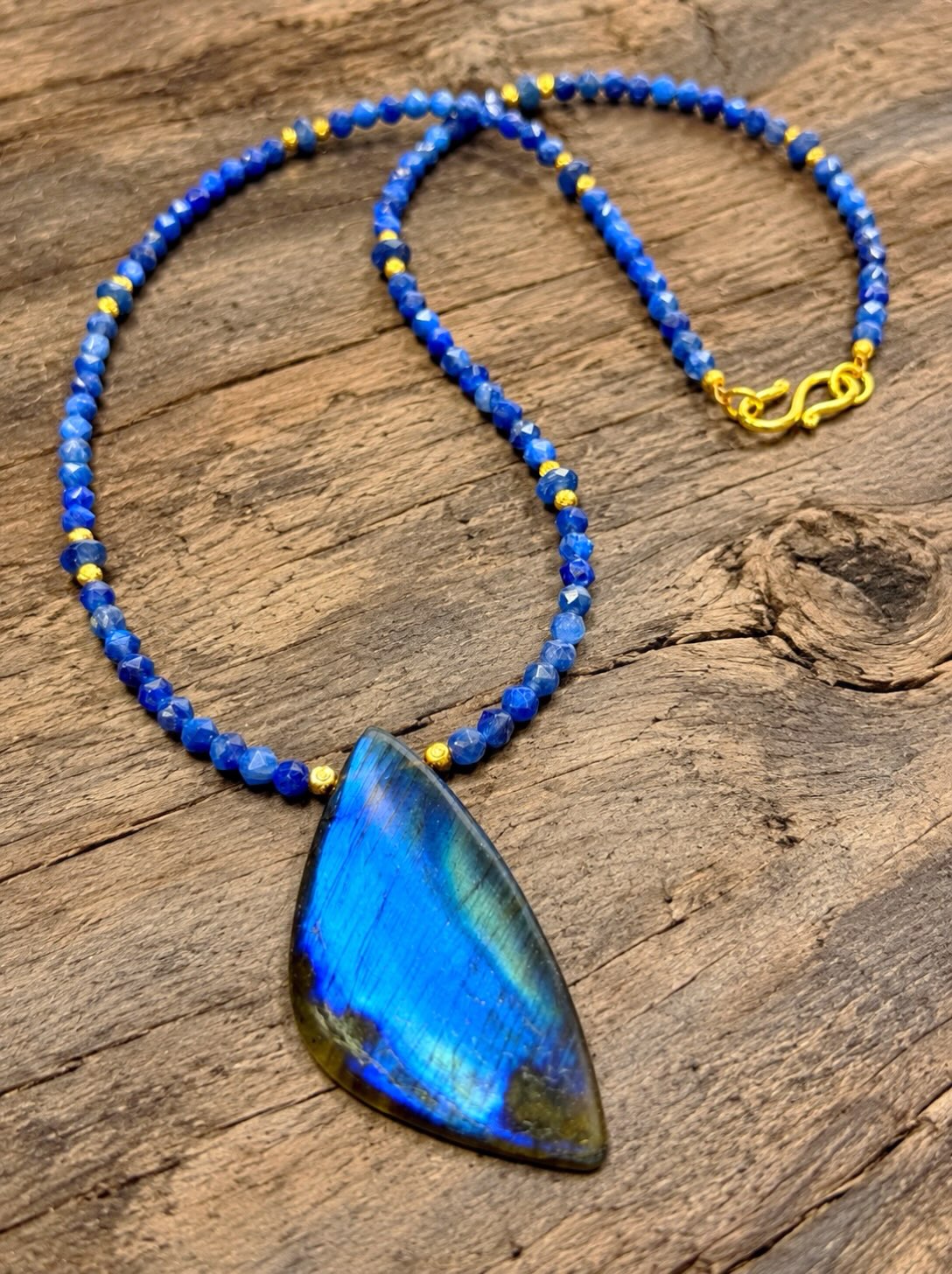 ππ±π
Wow thatβs a beauty! Stunning blue flash labradorite pendant combined with faceted blue kyanite beads and 18kt gold vermeil accents.
DM me for details and video to truly appreciate this stunning necklace.π
#bluelabradorite #blueflashlabradorite #bluekyanitejewelry #zacharybloomjewelry #somethingblue
