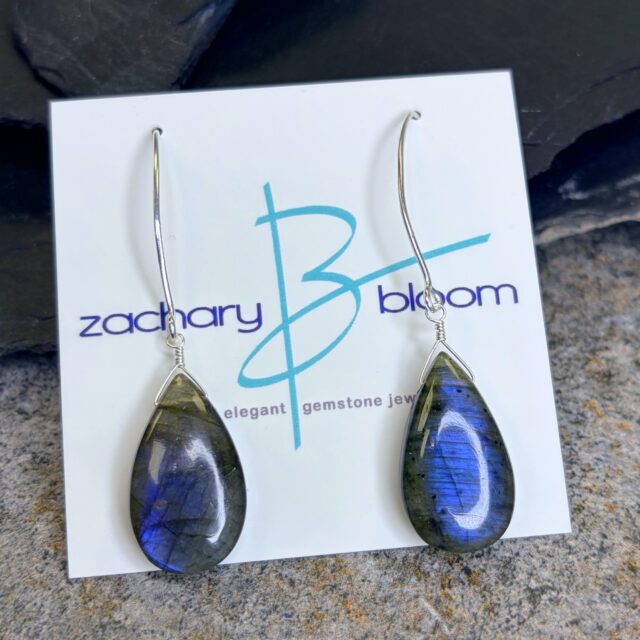 ππ±π
Gorgeous high grade smooth blue flash labradorite earrings. The blue fire in this pair is stunning in person!π
#blueflashylabradorite #bluelabradorite #labradoriteearring #zacharybloomjewelry #somethingblue