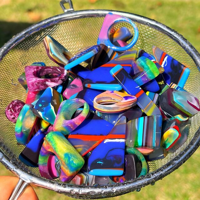 🏄♀️🏄♂️🏄
Some beautiful SURFITE designs taking shape.😜
All up-cycled from leftover surfboard resin waste.💪🌏
#surfite #surfitejewelry #handshaped #zacharybloomjewelry #surfboardglassing