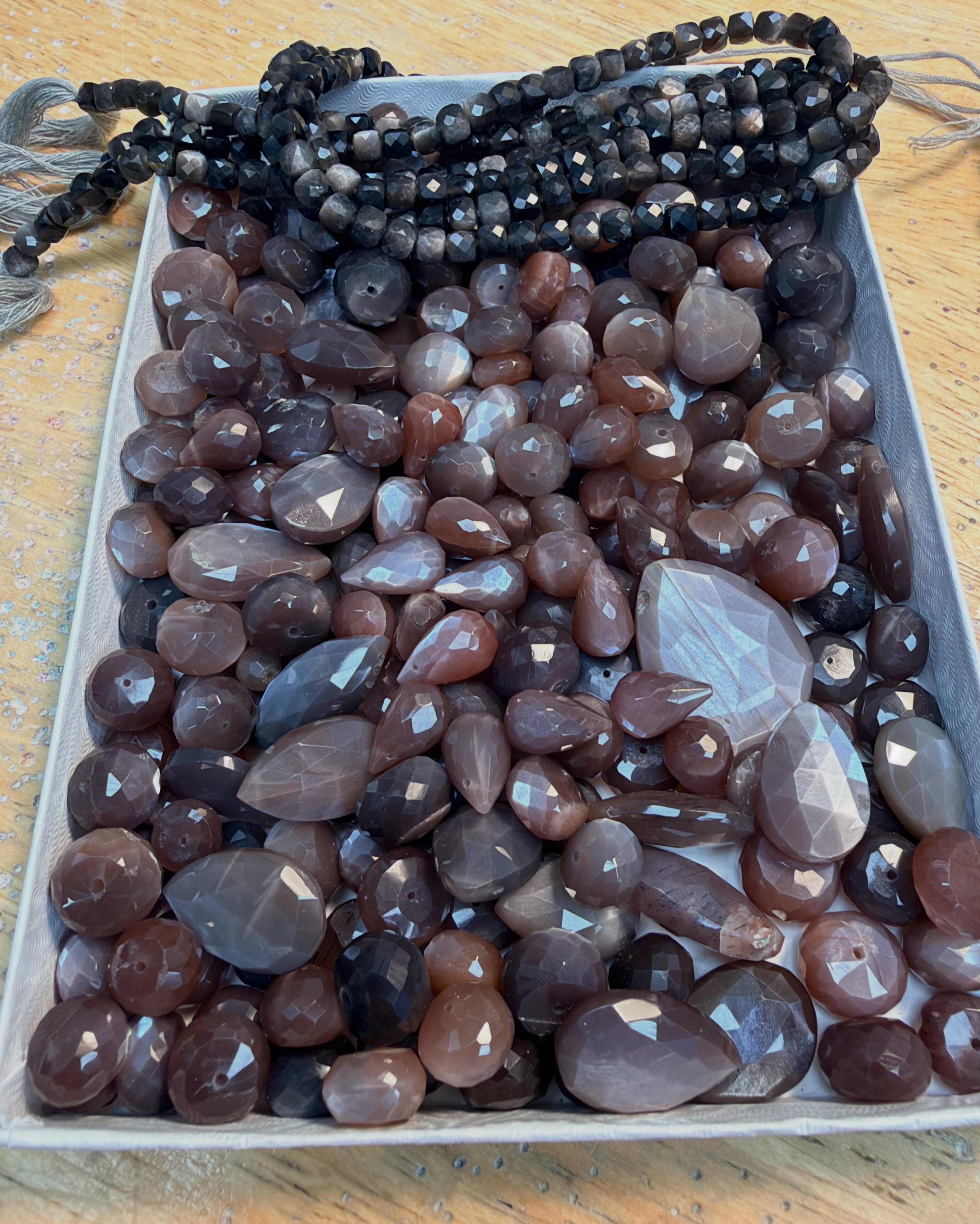 🤎😍🤎
ON THE DESIGN TABLE…
Natural chatoyant chocolate moonstone. This is some seriously gorgeous material!😜
#chocolatemoonstone #chatoyantgem #moonstonejewelry #zacharybloomjewelry #chocolategems