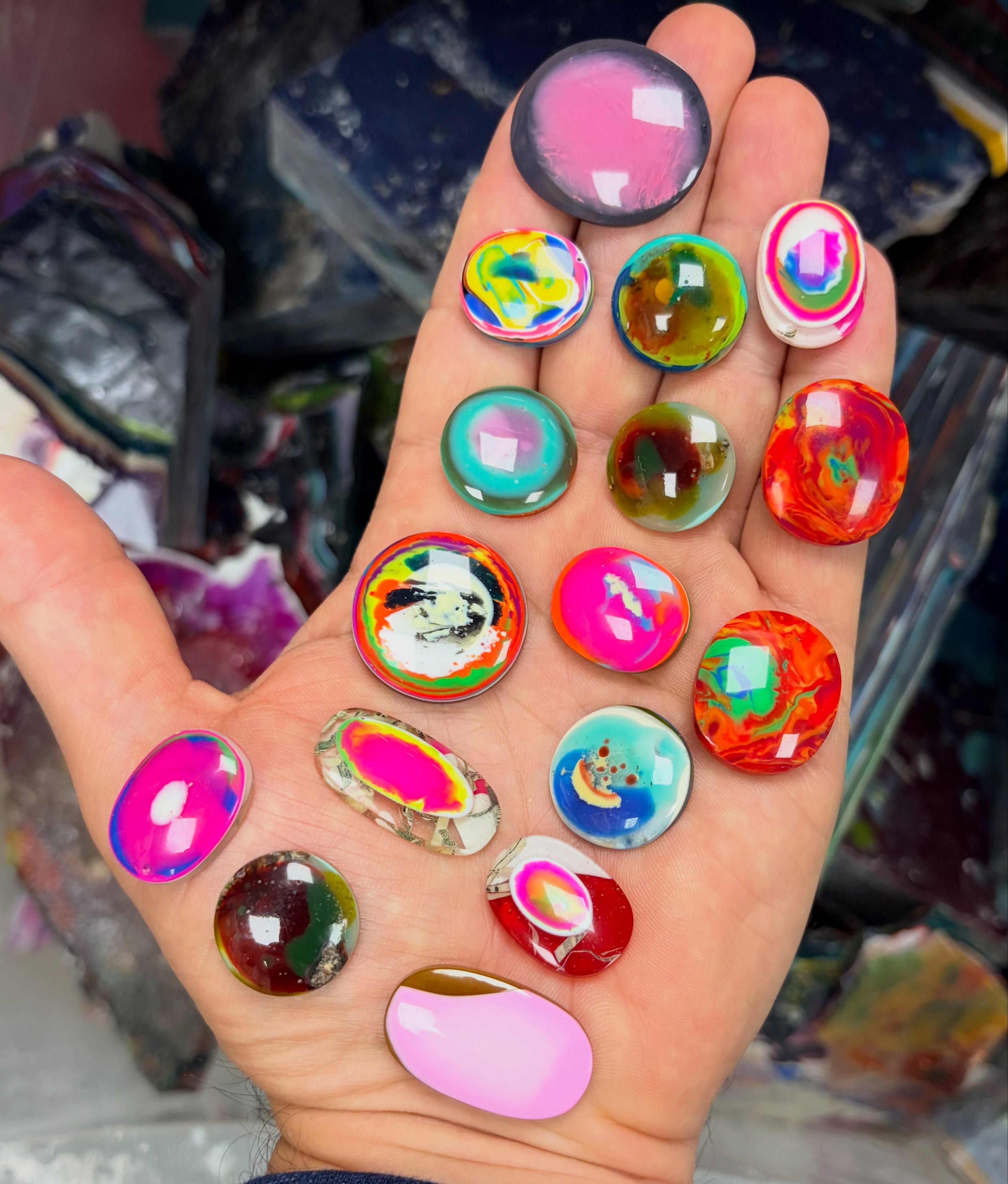 ๐๐โโ๏ธ๐โโ๏ธ
Some juicy oval & round SURFITE cabs! These will all become adjustable bracelets on waxed thread. See one you like? Let me know.๐
#surfite #surfitecabochon #surfresin #surfitebracelet #zacharybloomjewelry