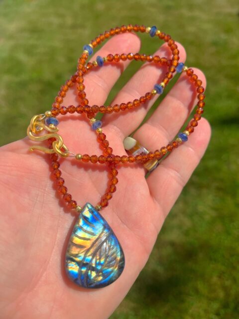 π±π±π±
How amazing does that piece look in the sunshine!?!
This is a beautiful combo of hand-carved multi-color flashy labradorite pendant with honey hessonite garnet, and Brazilian kyanite. Itβs accented with 18kt gold vermeil beads and an 18kt gold vermeil hand-hammered S clasp.
DM me for all details & video.π
#multicolorlabradorite #hessonitegarnet #carvedlabradorite #hessonitenecklace #labradoritenecklace