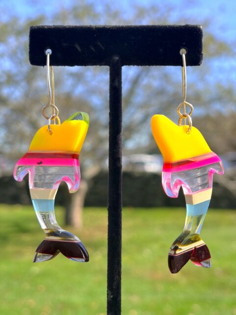 πββοΈπββοΈπ
Arenβt these SURFITE DOLPHIN earrings outstanding in the sunshine!?! One hour left here. Itβs a beautiful day in Saunderstown at Casey Farm Market. Sunday Iβll be in Westerly at the Windjammer Surf Bar for a wonderful Sea Glass Festival from 11-5pm. Hope to see you at one of these shows.
π
#windjammersurfbar #seaglassfestival #surfite #caseyfarmri #zacharybloomdesigns