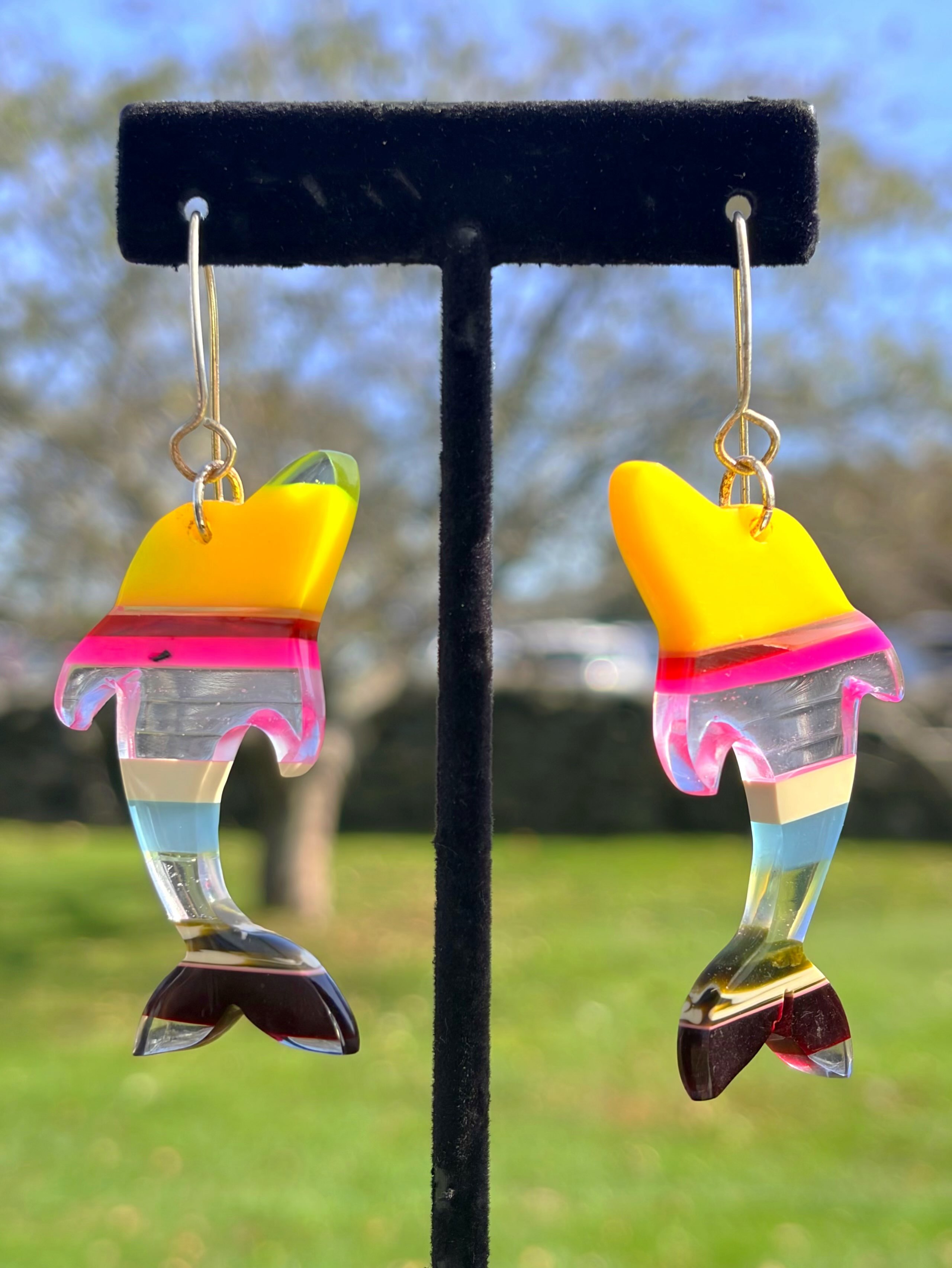 πββοΈπββοΈπ
Arenβt these SURFITE DOLPHIN earrings outstanding in the sunshine!?! One hour left here. Itβs a beautiful day in Saunderstown at Casey Farm Market. Sunday Iβll be in Westerly at the Windjammer Surf Bar for a wonderful Sea Glass Festival from 11-5pm. Hope to see you at one of these shows.
π
#windjammersurfbar #seaglassfestival #surfite #caseyfarmri #zacharybloomdesigns